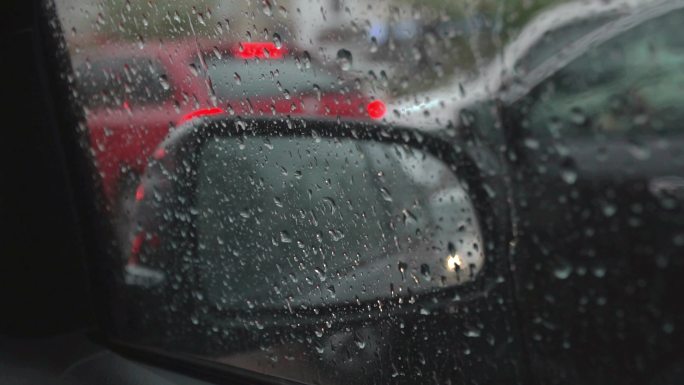 汽车窗外雨滴