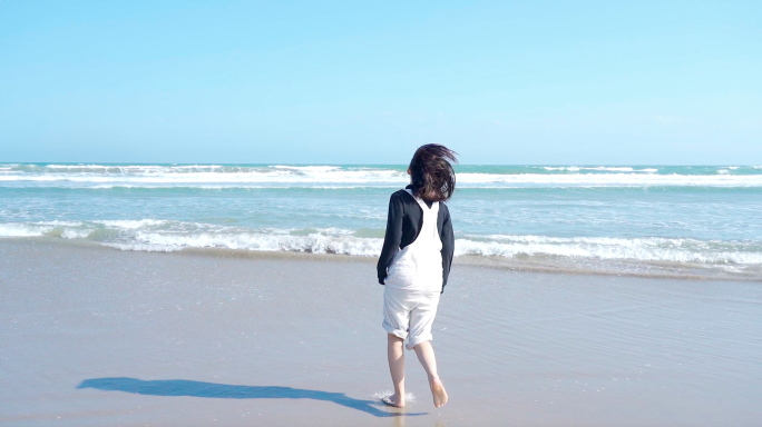 女孩在海边玩耍
