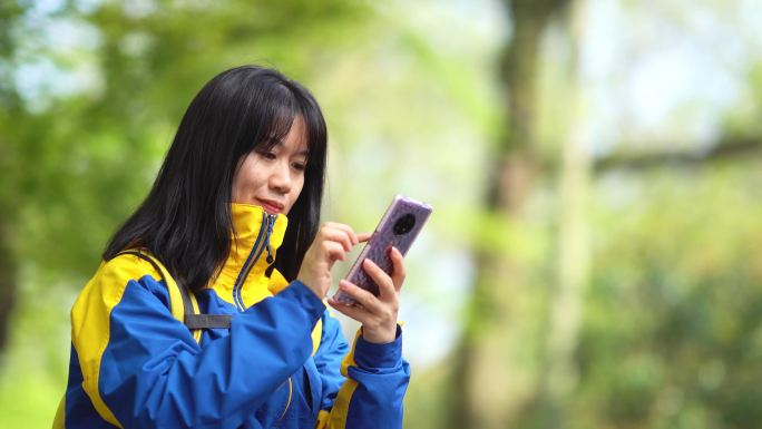 年轻女孩公园路上使用手机刷朋友圈刷视频
