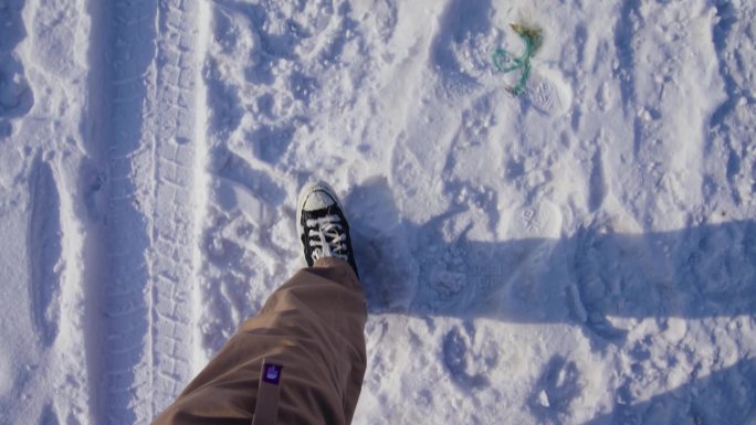 雪地双脚行走俯拍匡威