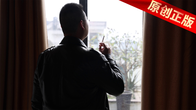 一个男人在阳台接电话 抽烟争执压力大4k