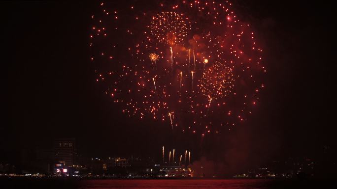 彩色节日烟花黑天夜晚爆炸