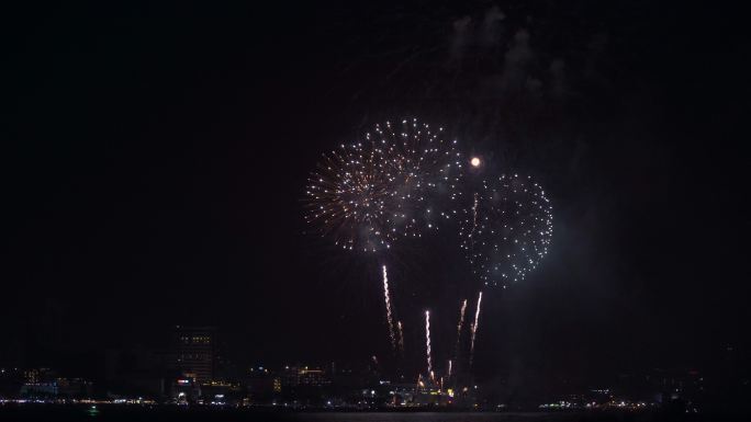 夜空中的烟花焰火表演节日活动庆典