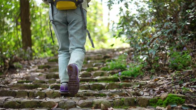 春天年轻女孩郊游公园登山轻快的脚步上台阶