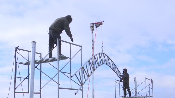 草原牧民用钢材搭建牛棚储草棚牧草