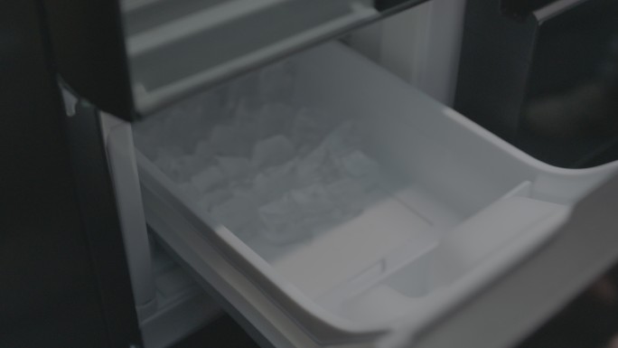 从冰箱中取冰块