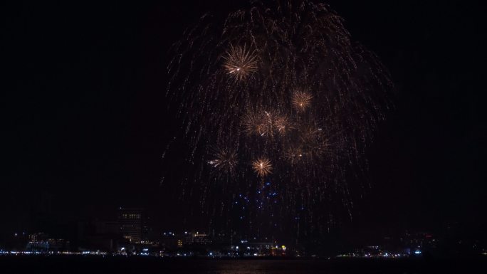 夜空下彩色节日烟花