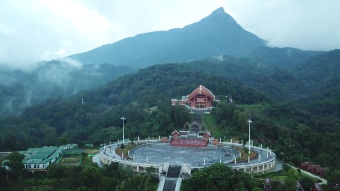 雨后五指山 雄伟的黎祖大殿