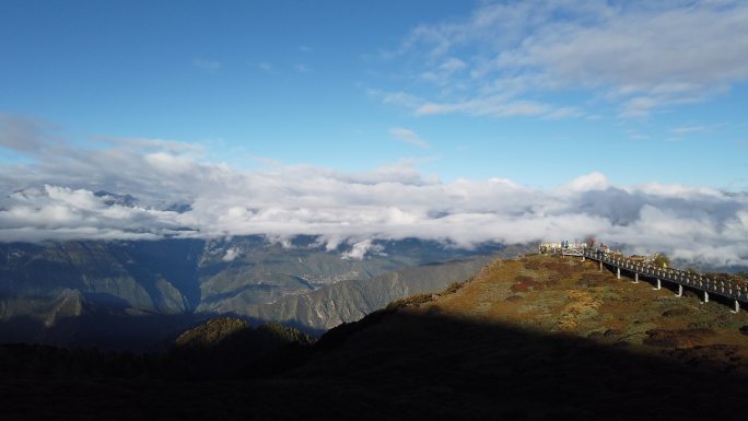 玛娜茶金观景台稻城亚丁三怙主神山自然风光