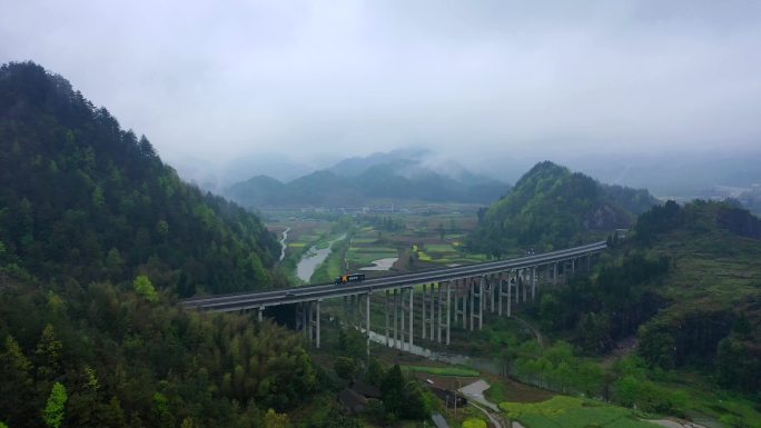 群山中的高速公路