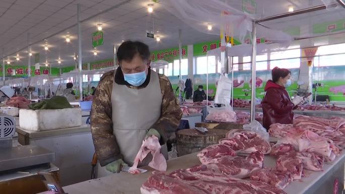 菜市场猪肉摊位摊主割肉人们买肉