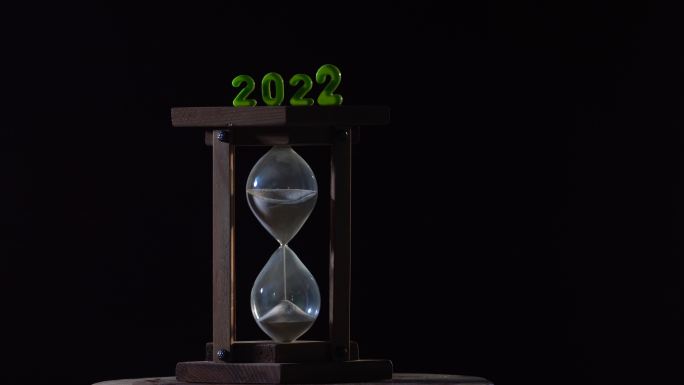 黑色背景上2022年新年沙漏的延时视频