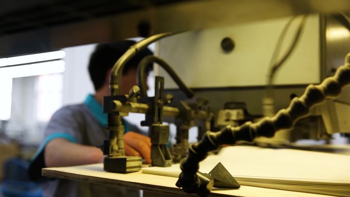 印刷工厂技术工人操作模切机印刷包装