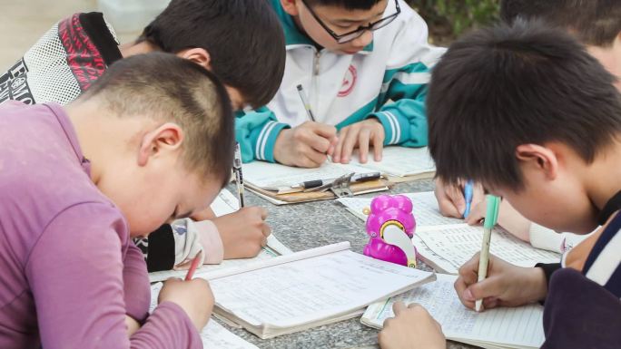 学生在院子里写作业
