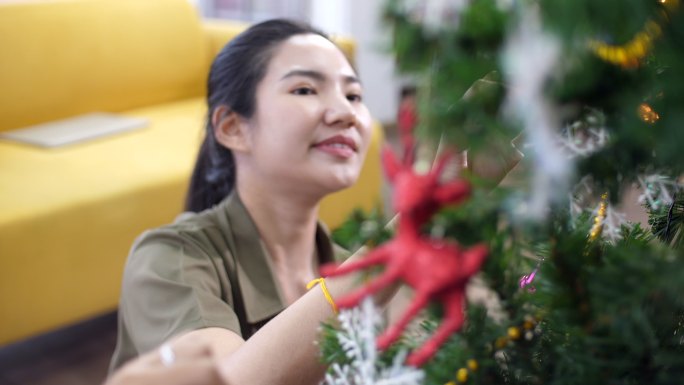 装饰圣诞树的人异族风情节日外国节日