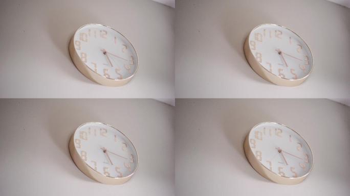 墙面上的挂钟欧式怀旧钟表特写视频素材