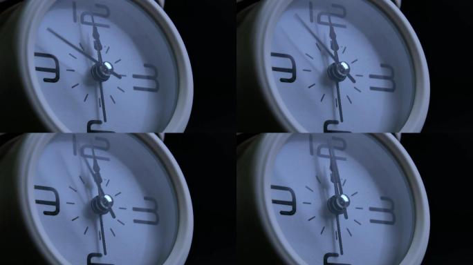 白色复古闹钟显示时间接近午夜