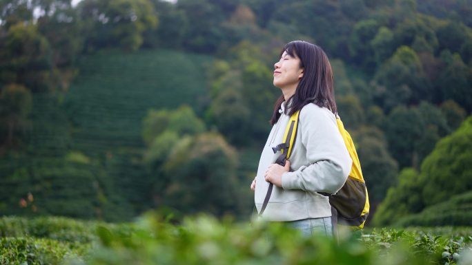 春天年轻女孩郊游茶园歇脚张开双臂拥抱自然