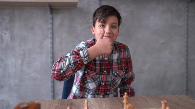 一个独自下棋的小男孩