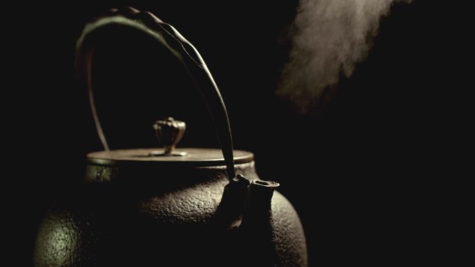 铁壶烧水-壶水沸腾-热气蒸发