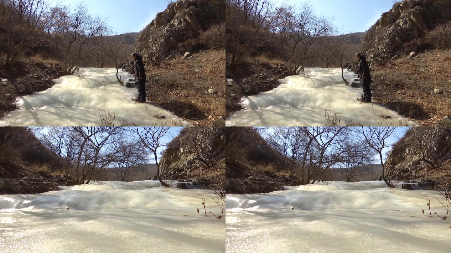 山间结冰的小河形成冰瀑