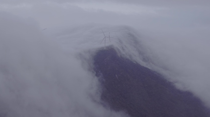 云海中的风力发电风车转动