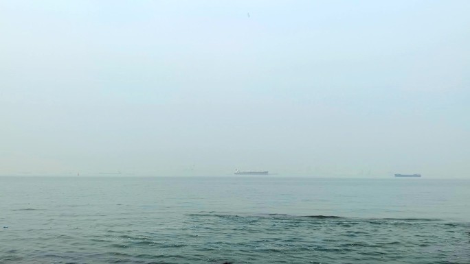 长江上远处的船只