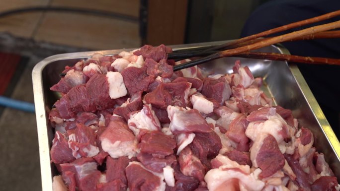 新疆乌鲁木齐大巴扎的特色美食烤羊肉大串