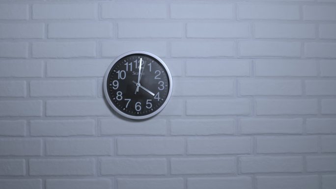 白色砖墙上的挂钟特效视频