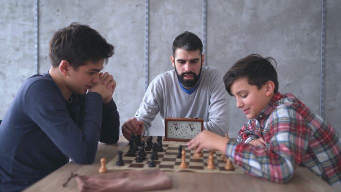 下棋的男孩国际象棋计时比赛老师指导