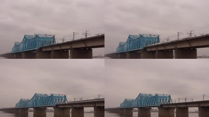 高铁桥与驶过的高速列车