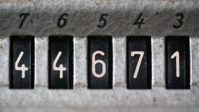 在老式计数机上旋转的数字特写镜头。
