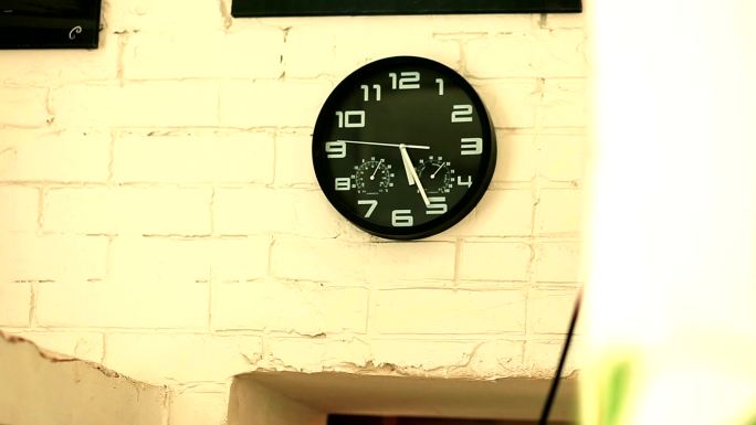 白砖墙上的钟