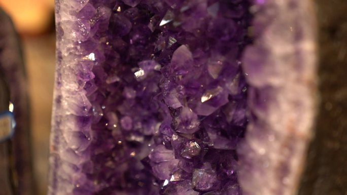 新疆乌鲁木齐大巴扎特色紫水晶玉石