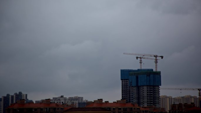 下雨天的建筑工地吊车延时