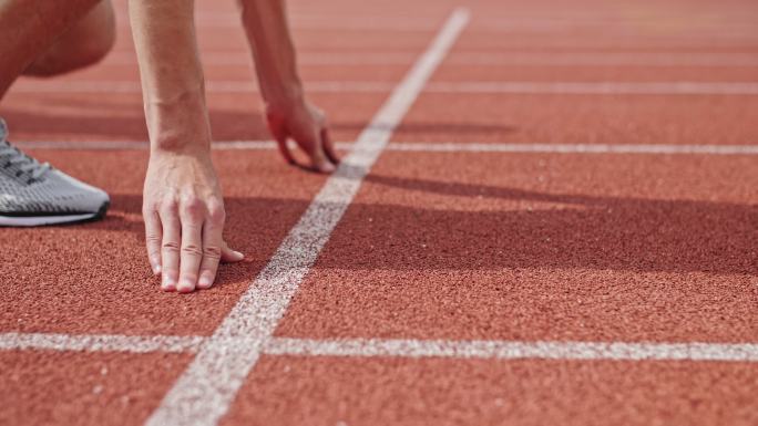 运动员准备出发比赛田径