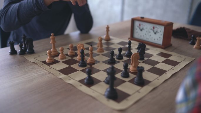 在国际象棋比赛中的男孩