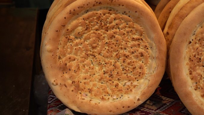 新疆乌鲁木齐大巴扎里的特色美食烤馕