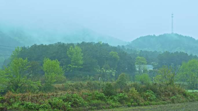 群山中的小屋在雨中