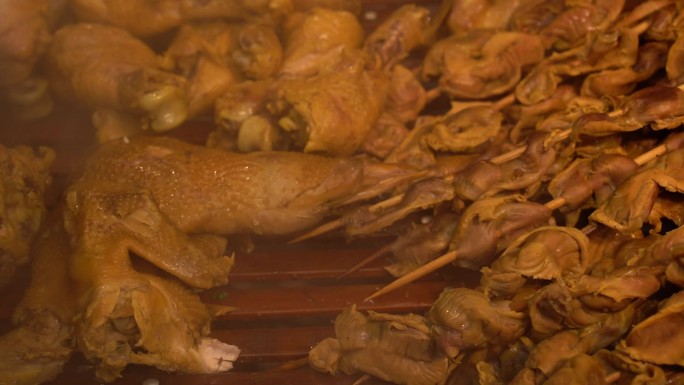 新疆乌鲁木齐大巴扎里的美食熏鸡腿鸡胗鸡爪
