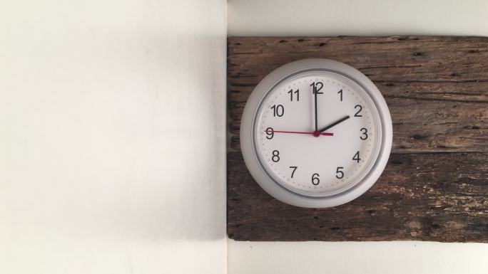 木墙上的白色时钟素材视频元素
