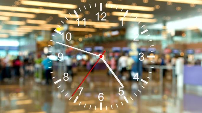 繁忙的机场客运航站楼正在运行的时钟