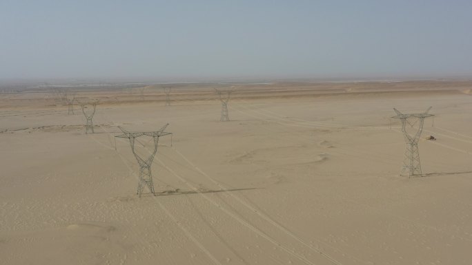 沙漠中的电塔4K航拍