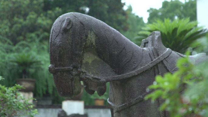 雨中的马石像