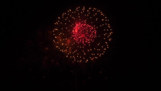 夜间在河边燃放烟花