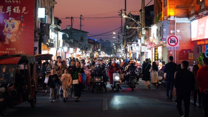 夜晚街道老街人来人往人群4K泉州西街夜景