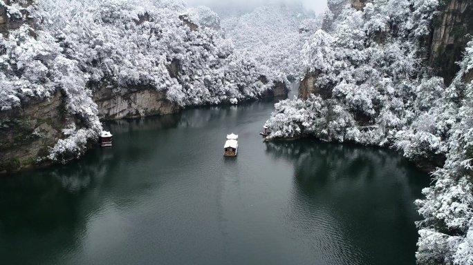 张家界宝峰湖大雪风光