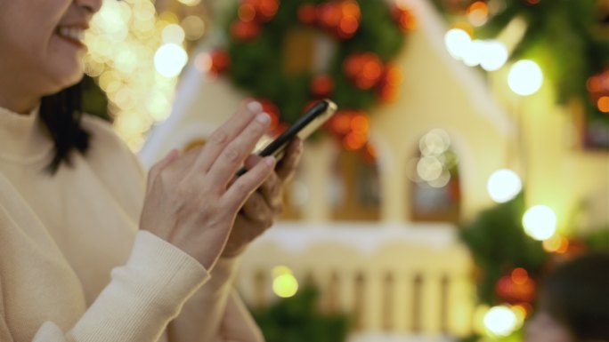 女子在圣诞集市上使用手机