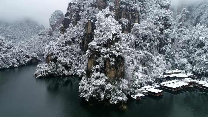 张家界宝峰湖大雪风光