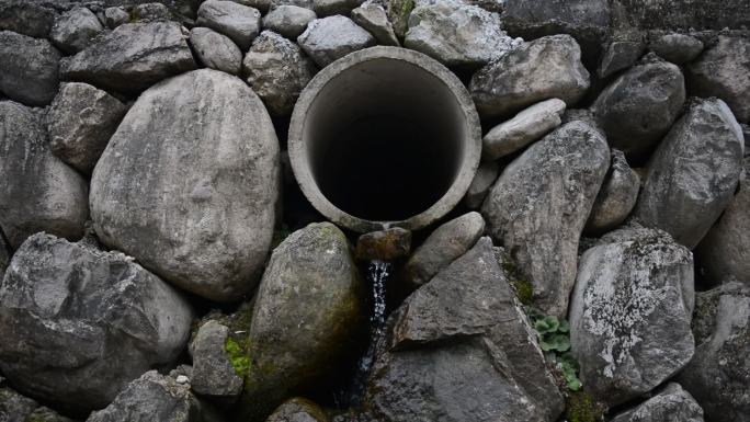 石头中流淌水